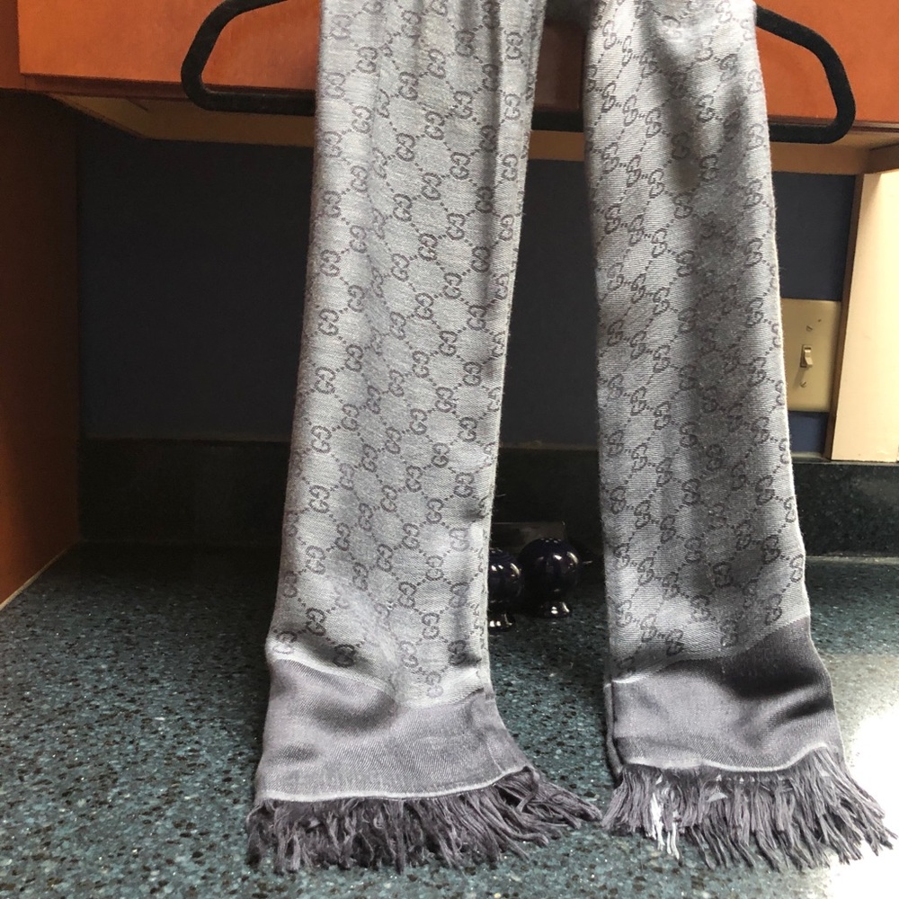 Beautiful blue Gucci scarf (51x53) lightly used